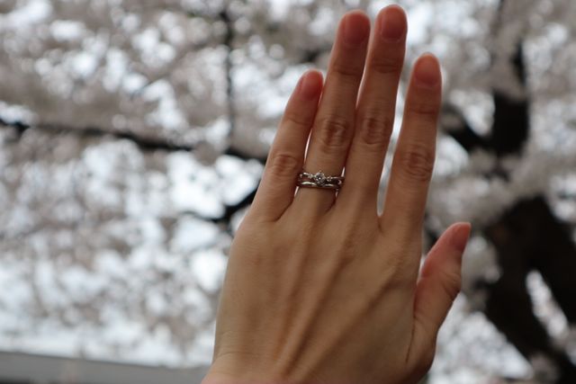 婚約指輪と重ねてます。