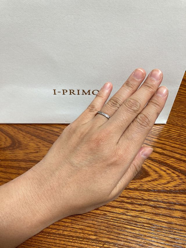 シンプルで指輪次第のウェーブと中にハートのデザインが可愛い