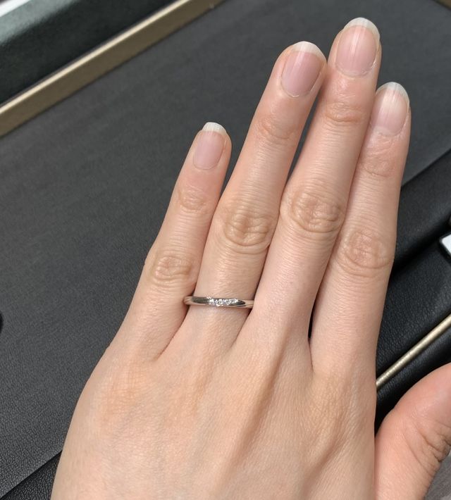 さりげなく光るダイヤ