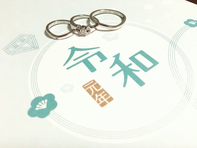 婚約指輪と結婚指輪と婚姻届とのショット