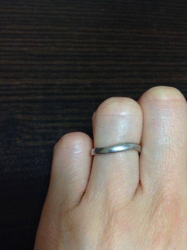 デザインはとてもシンプルで、緩やかなねじりが入っています。