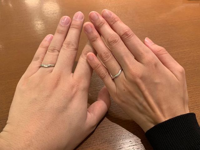 ウェーブのデザインで、女性側は細かいダイヤが入っています。