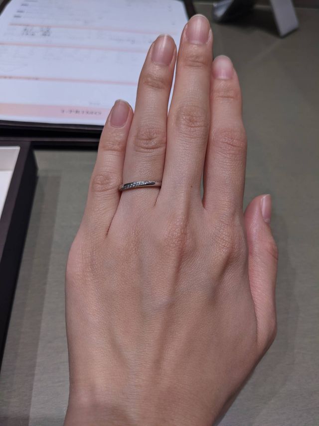 ストレートですが斜めにデザインが入っておりとても可愛いです。