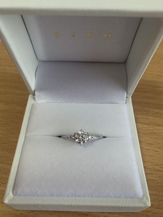 ダイヤの周りに左右2つずつメレダイヤが着いているタイプ。