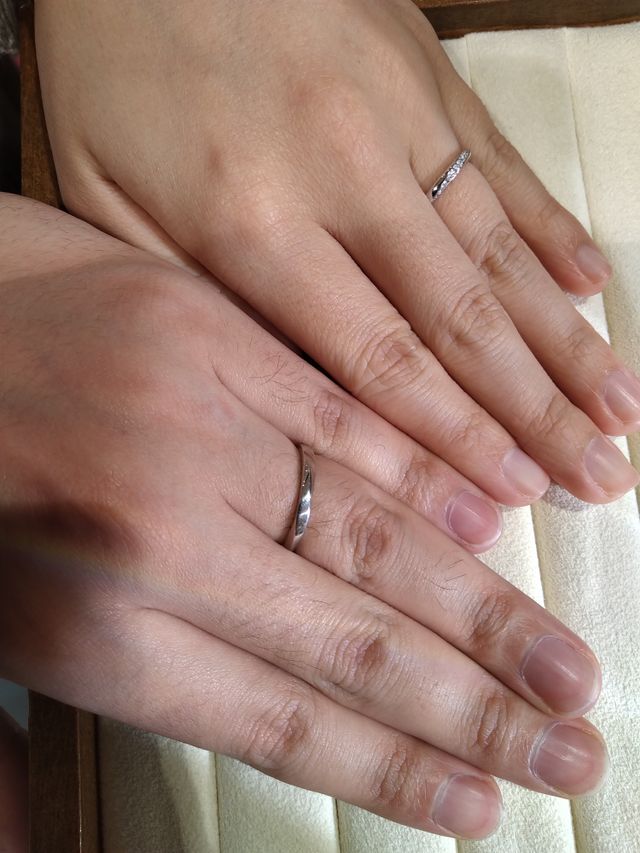 婚約者と一緒に結婚指輪を選びに来ました。