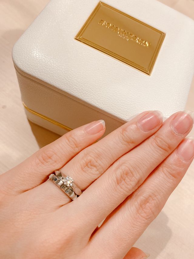 婚約指輪との重ね付けです