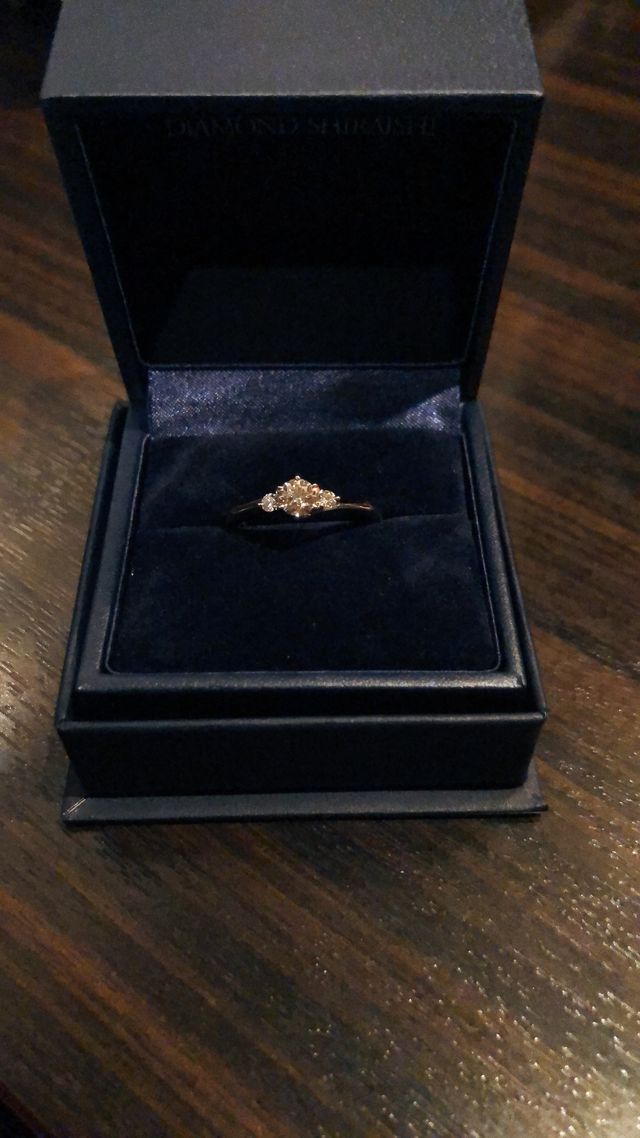 ダイヤが3石ついていて、キラキラしてとても素敵な指輪です。