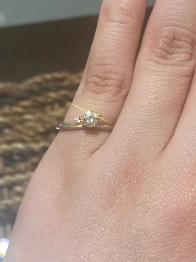 桜心という婚約指輪です。ダイヤの輝きが綺麗です。