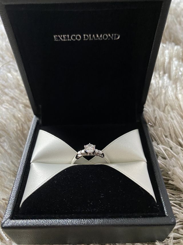 照明のもと、太陽のもとだとダイヤの輝きがとても綺麗です。