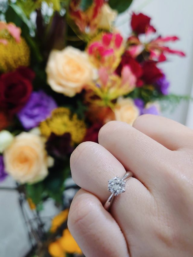 フレームが華奢でダイヤモンドが際立ちます。