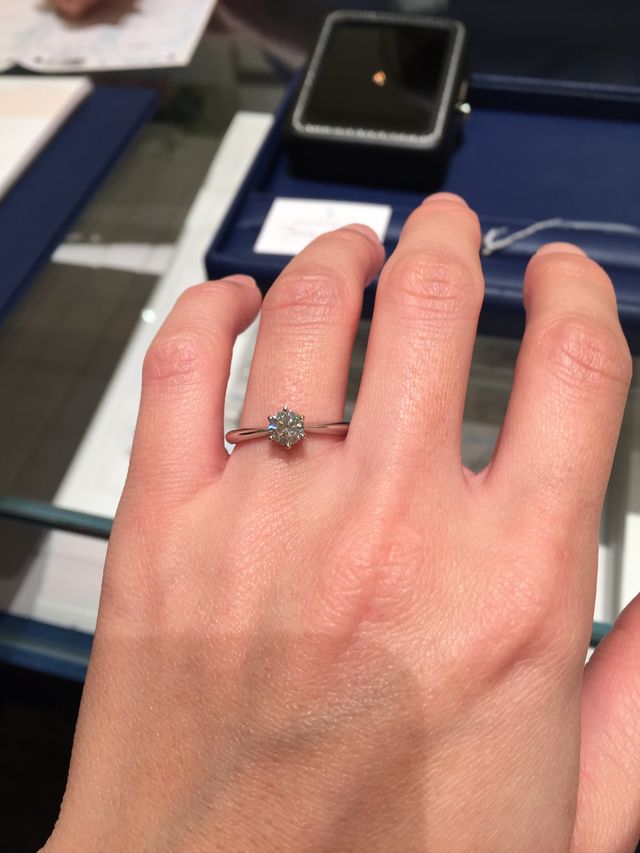 爪が高くシンプルなもの。