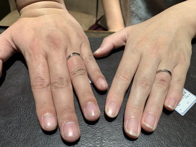 指が長く見えるvラインのリングです。