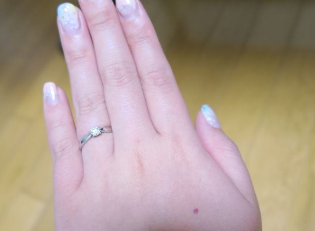 14号、0.38カラットです。指が太い方なので小さく見える？