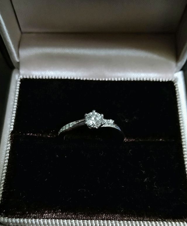 ダイヤモンドは0.3ctです