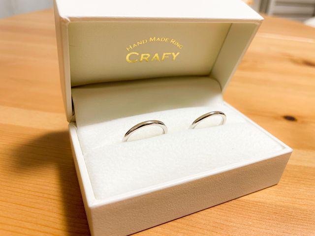 シンプルなデザインで内側にイニシャルと入籍日、石が入ってます