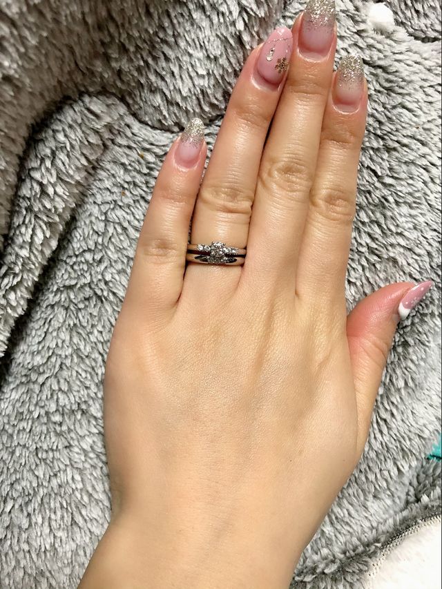 先日先に購入していた婚約指輪とセットにして着ける予定です。