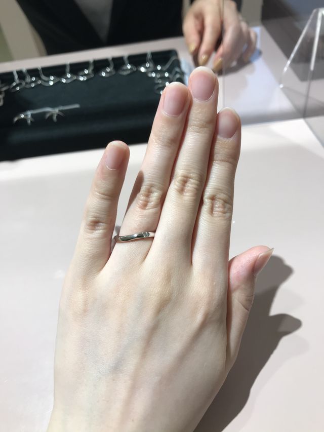 リングはウエーブ型で、ダイヤは右側に一石だけついています。