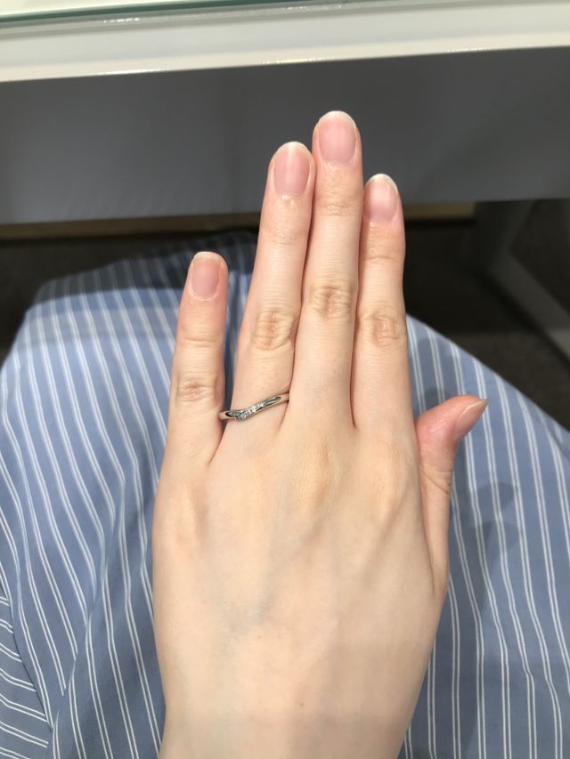 V字型のリングで、真ん中に3つダイヤがついています。