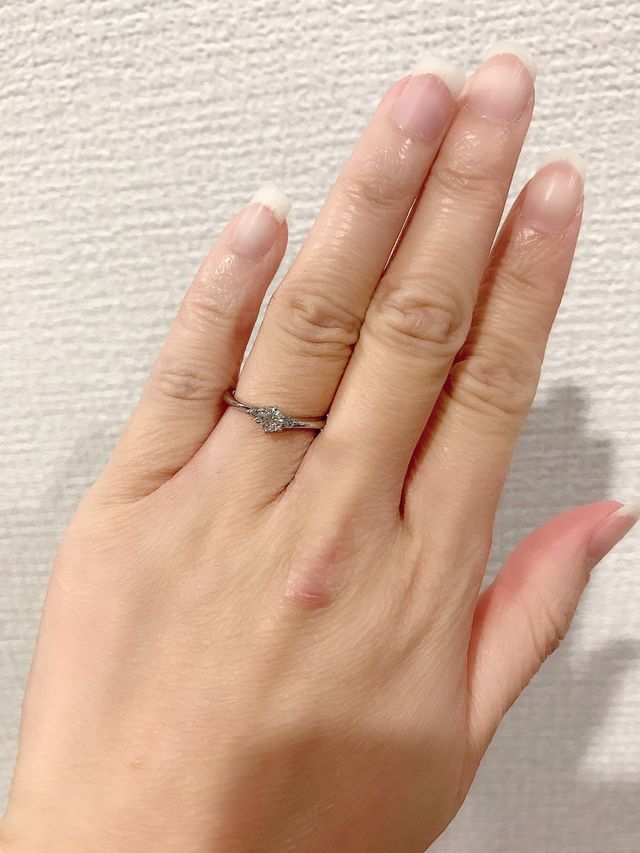 両サイドのメレダイヤが中心のダイヤを引き立たせます。