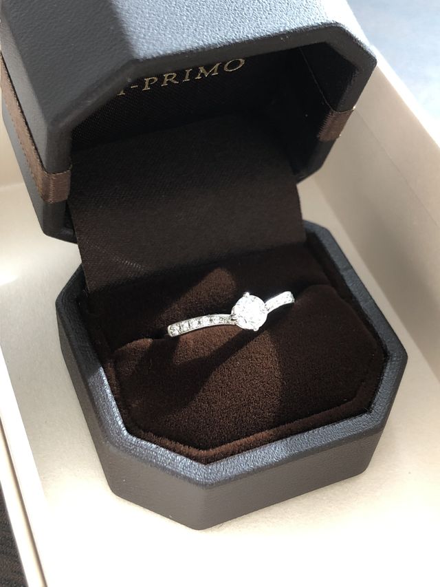 真ん中のダイヤから両端に小さなダイヤも連なり見た目も豪華