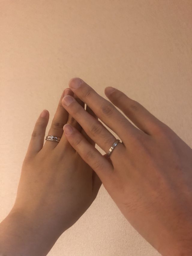 婚約指輪はTiffanyのものです。