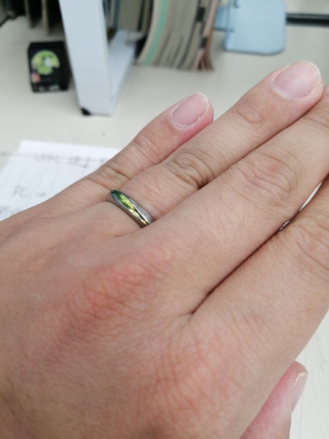 色を自由に選べて、変更もできるのでつけていて飽きないです。