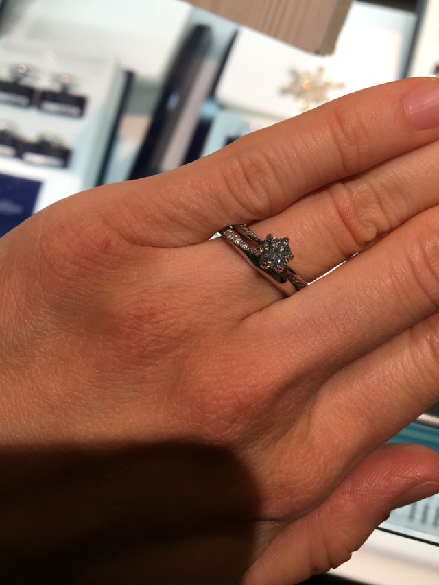 ※婚約指輪は他ブランドのものです。