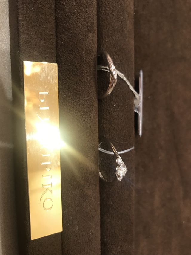 右が婚約指輪、左が結婚指輪です