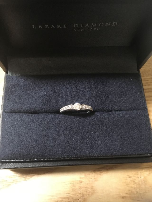 婚約指輪ですが、箱は結婚指輪のものになります。