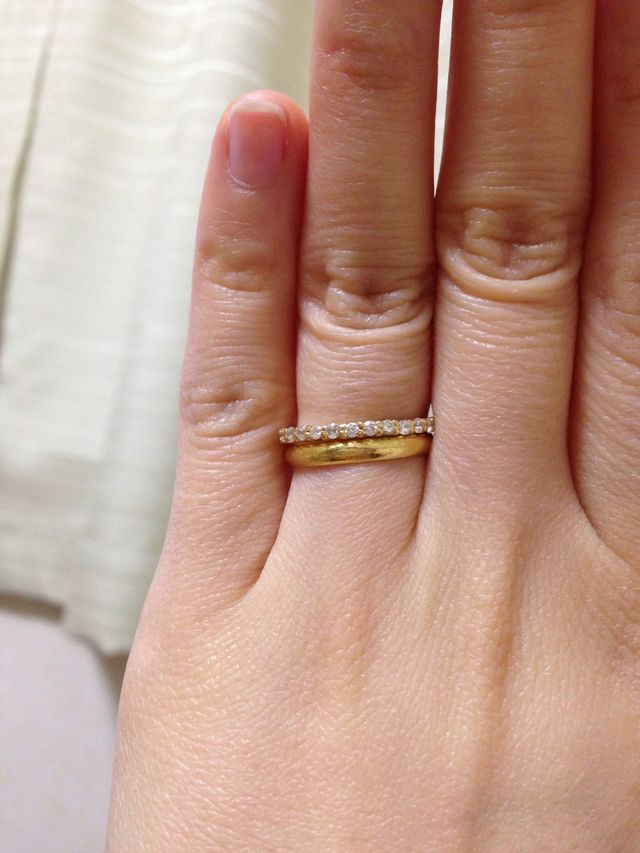 ハーフエタニティの婚約指輪と重ね付けがお気に入りです♡