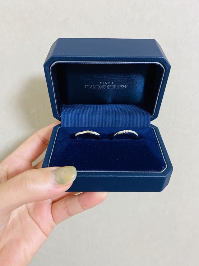 左が男性、右が女性です。