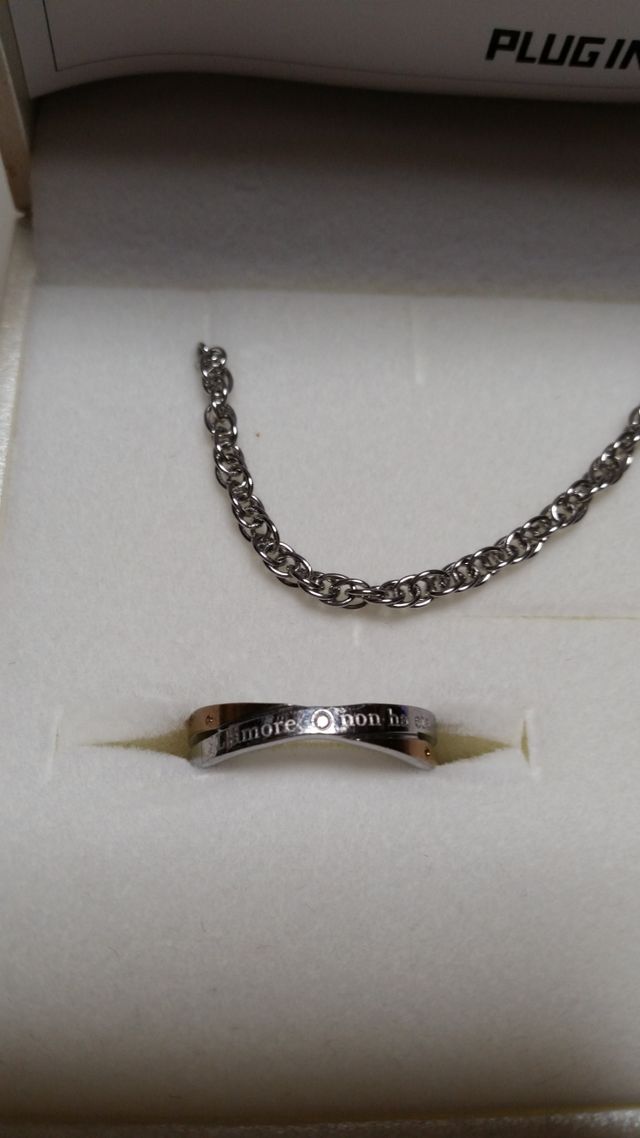 ピンクゴールドとシルバーの2色使いになっています。