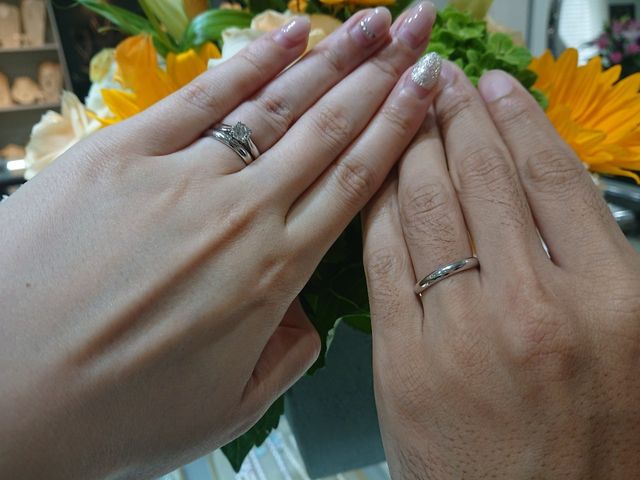指輪が完成して、店頭で二人で初めて指輪をつけた時の写真です