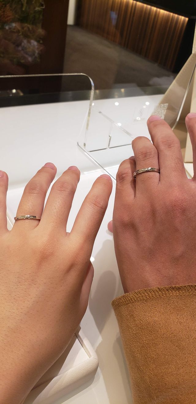 サイズ合わせをしていませんが、既製品の試着写真です。