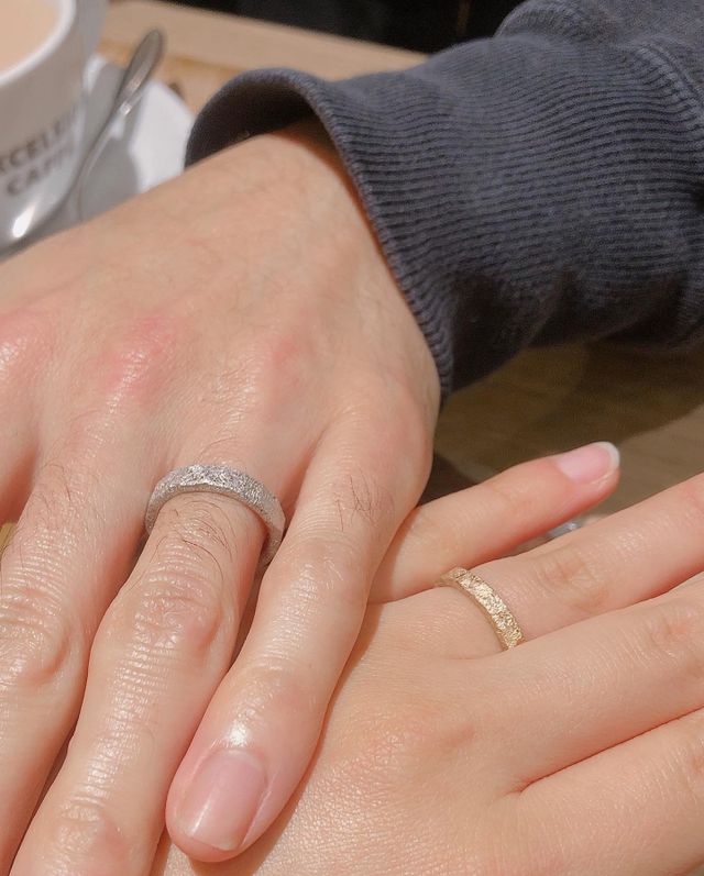 表面は石地と槌目を合わせて、断面は四角いデザインにしました。