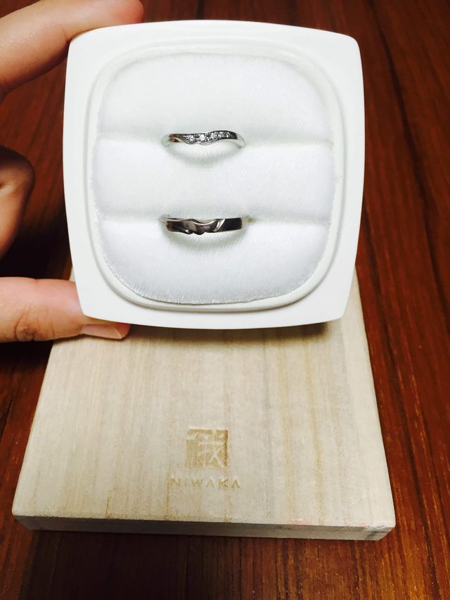 指輪のケースとともに。上が女性、下が男性用。