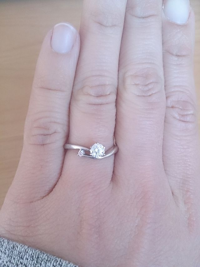 ダイヤモンドと小さなピンクダイヤが付いた指輪です