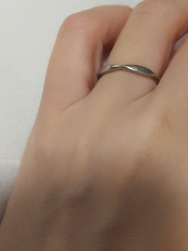 細身のデザインなので指が華奢に見えます