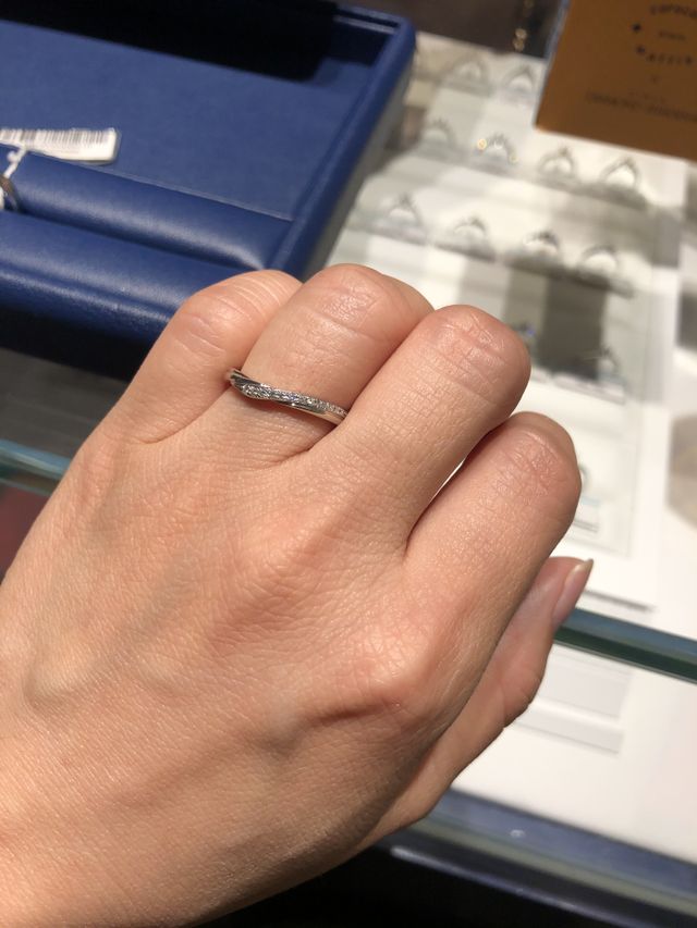 結婚指輪を購入しました。
指が綺麗に見えるデザインです！