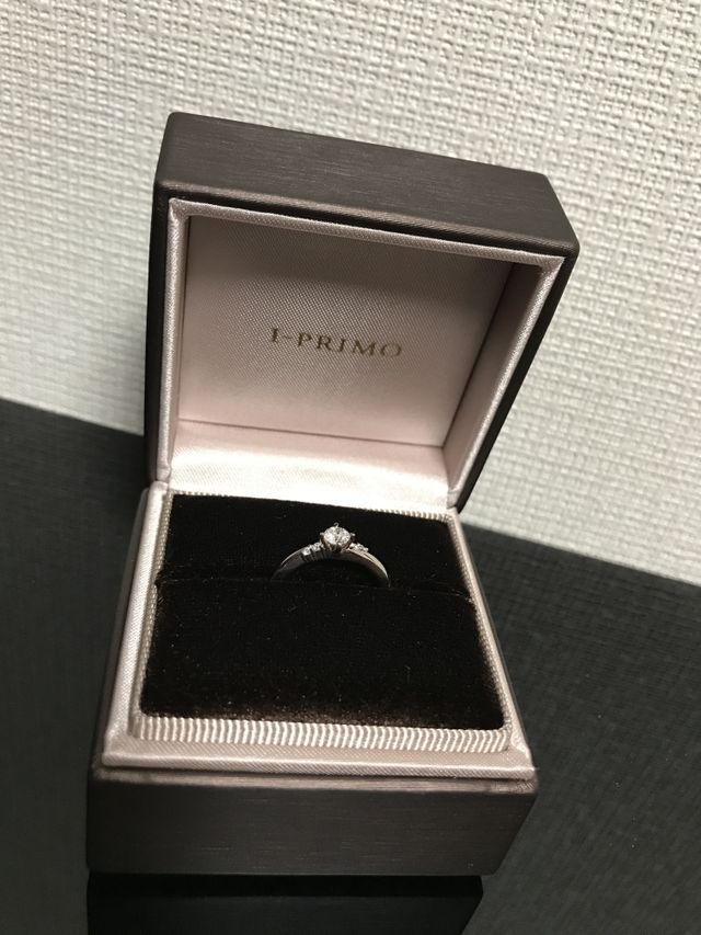 指輪をボックスに入れた物