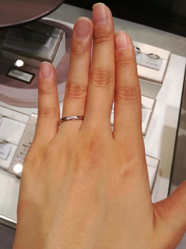 細身のリングにダイヤモンド３つ入っています。