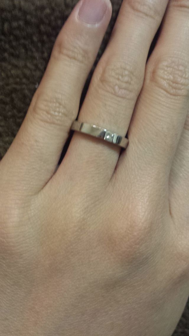 プリンセスカットのダイヤモンドを1石いれています。