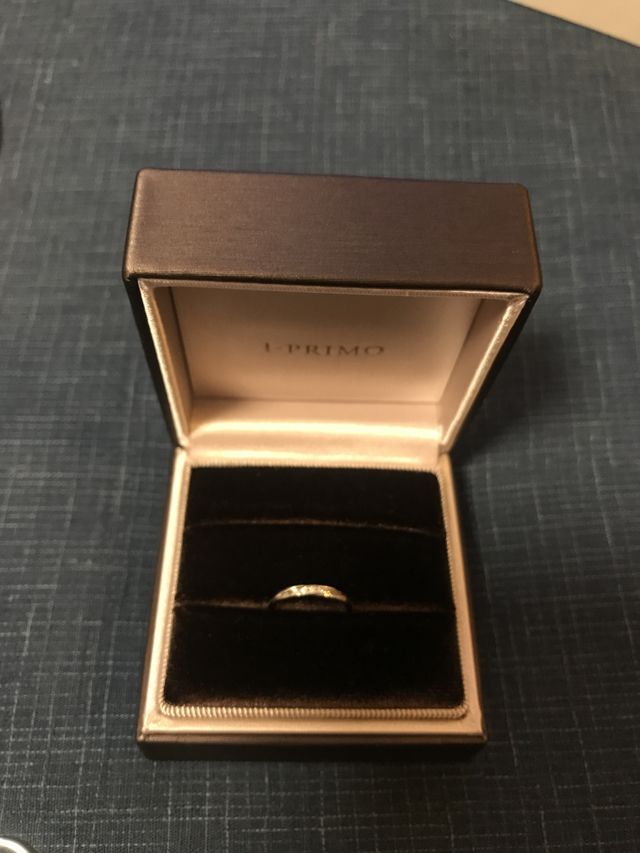 斜めにダイヤが入っており素敵です。
指が細く見えます！