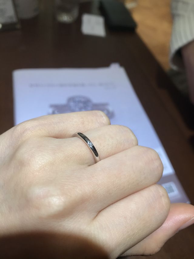 シンプルデザインの結婚指輪を試着しました。