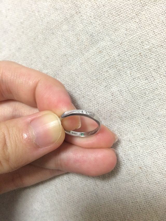 内側には、第一子の誕生石と夫婦の名前を刻みました。