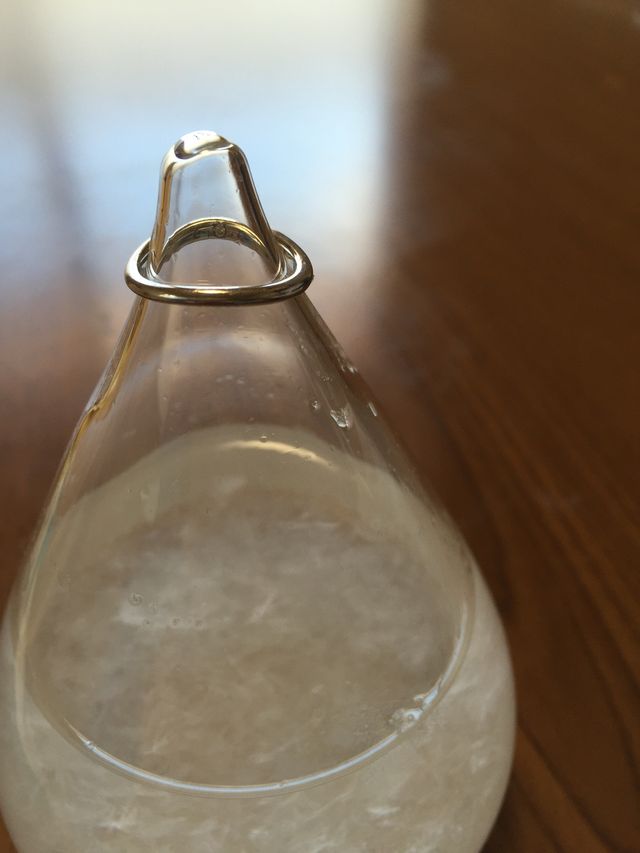 指にはめたときに自然に見えるように、カーブがかかっています。