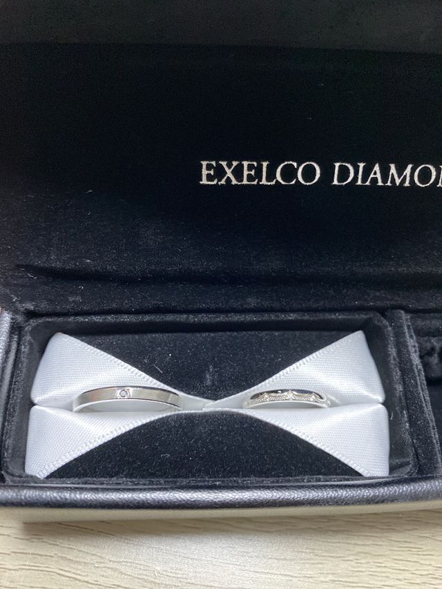 婚約指輪とセットで付けても単独でつけてもかわいいです。