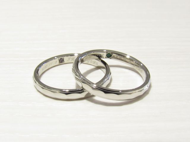 誕生石と名前を入れたペアの結婚指輪です。