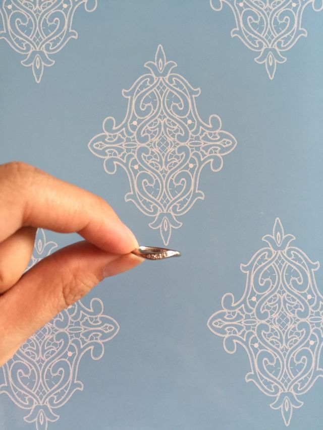 シルバーで細めのリングです