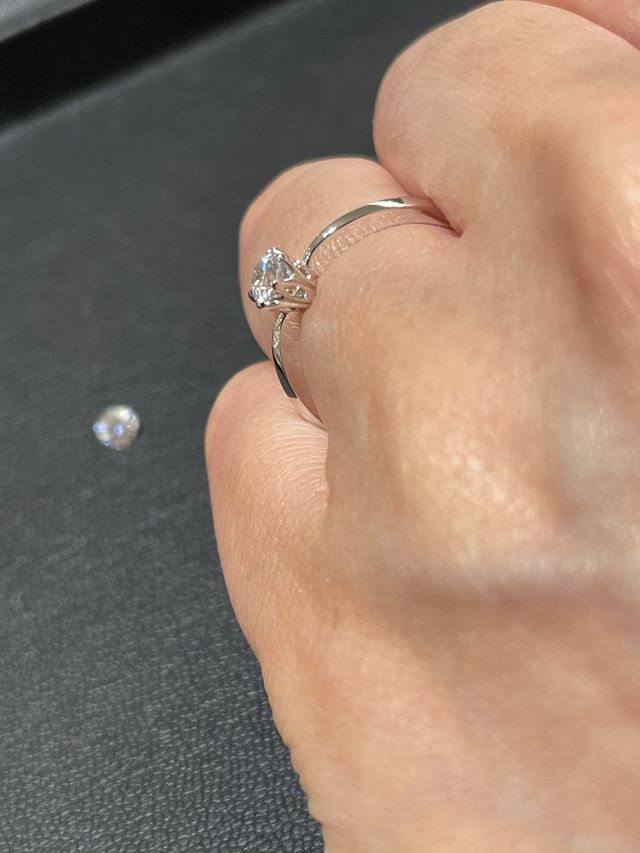 指につけた写真。
ヴェヌス
という商品名です。